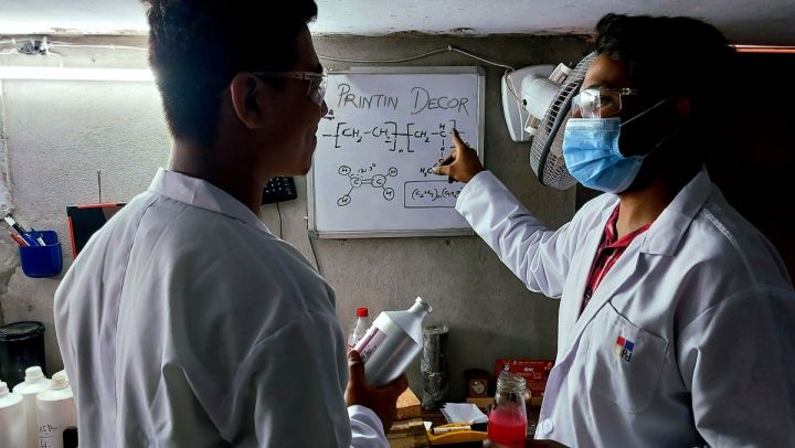 Lab-Technicians-Discussion-on-Printing-Inks-and-Formulation